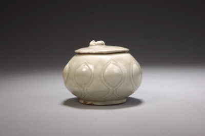 图片[1]-Dingyao white glaze with lotus petal pattern “official” type cover-China Archive